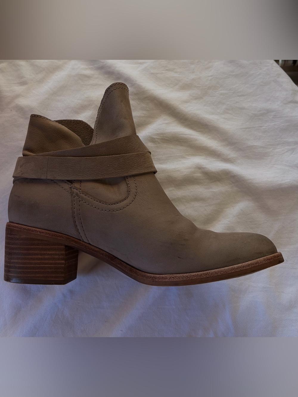 UGG Elora Suede Ankle Bootie folded cuff beige women’s Sz 8.5 Butter Soft